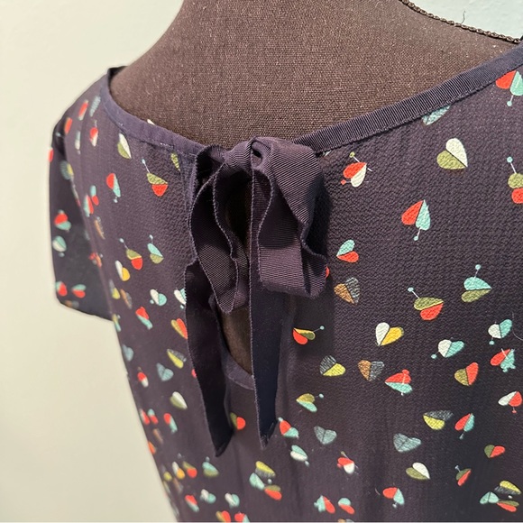 🌷3 for $15 Navy tie back popover blouse with a modern leaf print size L - Picture 4 of 8